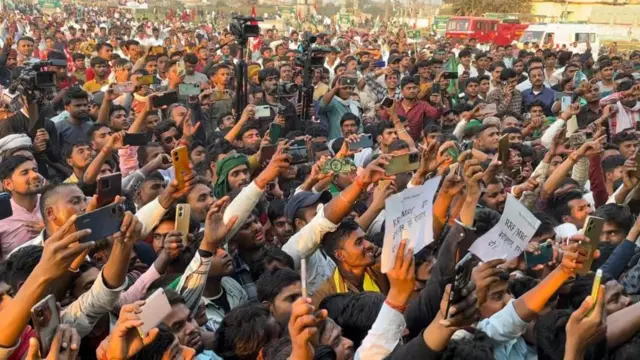 भीड़ को सीटों में बदलना तेजस्वी के लिए बड़ी चुनौती है और उनके सामने एनडीए का मज़बूत गठबंधन है.