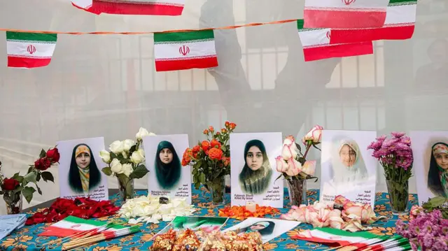 Retratos de niñas en un acto conmemorativo que marca los 40 días desde el ataque en una escuela en la ciudad de Minab, en el sur de Irán, que dejó al menos 168 muertos, entre ellos unos 110 niños.