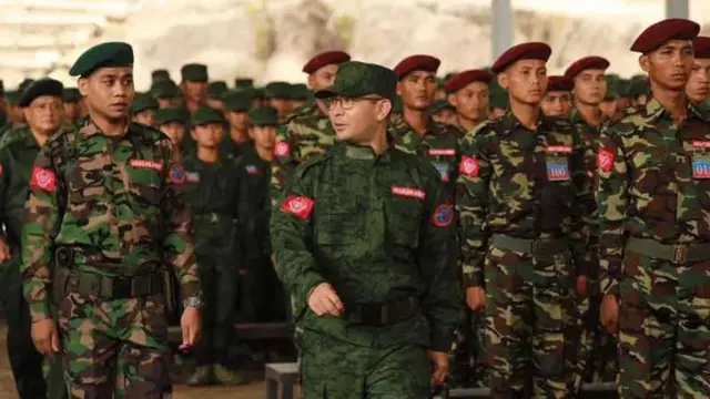 ULA/AA စစ်ဦးစီးချုပ် နဲ့ တပ်ဖွဲ့ဝင်တွေ (ပုံဟောင်း)