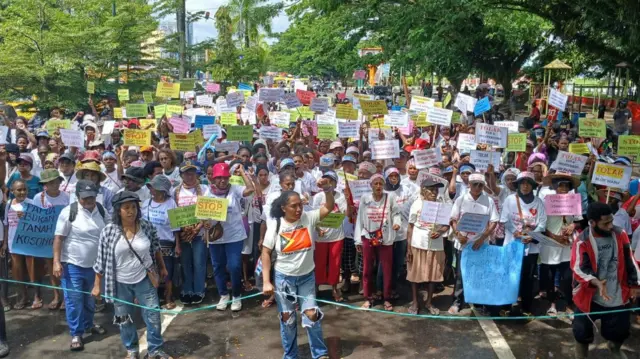 Ratusan perempuan di Sorong, Papua Barat Daya, berdemo pada Rabu (01/07)