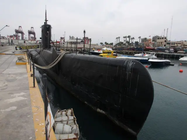El submarino Abtao, amarrado en El Callao.