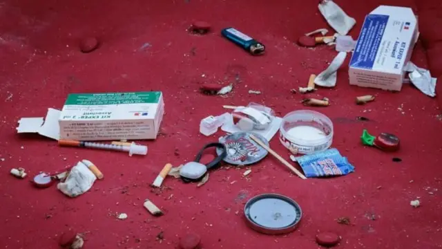 हेपेटायटिस सी आणि डी संक्रमित रक्ताच्या संपर्कातून देखील पसरतात.