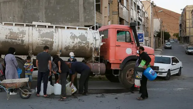 آبرسانی در شهرکرد با تانکر انجام میشود