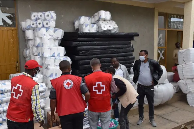 የቀይ መስቀል ሠራተኞች በአካባቢው