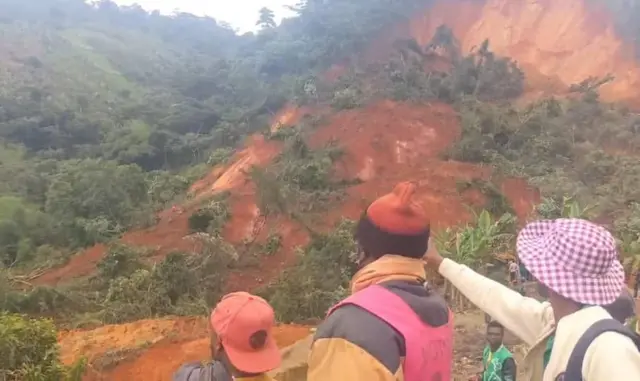 Des riverains regardant les décombres d'éboulement de terrain à Dschang dans l'ouest du Cameroun