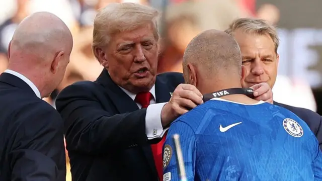 Donald Tramp, predsednik Sjedinjenih Država, uručuje Mareski medalju pobednika Svetskog klupskog prvenstva