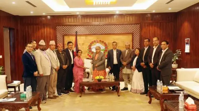 प्रधानमन्त्रीलाई ज्ञापनपत्र बुझाउँदै गाउँपालिका तथा नगरपालिकाका प्रतिनिधिहरू