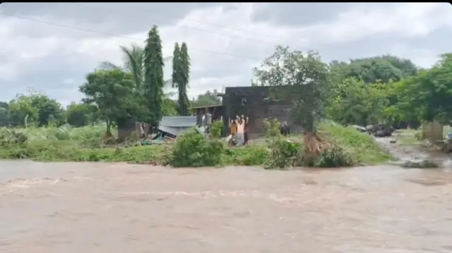 बीडच्या आष्टीमधल्या बचावकार्यादरम्यानचा फोटो