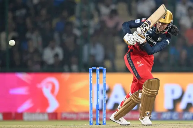 बैटिंग करतीं स्मृति मंधाना