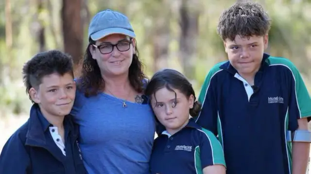 12 வயதான போ மற்றும் எட்டு வயதான கிரேஸ் ஆகியோருடன் ஜோன் மற்றும் ஆஸ்டின்