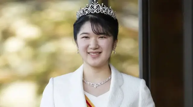 나루히토 일왕과 마사코 왕후의 딸 아이코 공주가 성년을 맞아 언론인들과 인사를 나누고 있다
