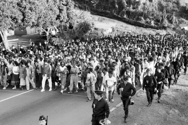 متظاهرون من الكاناك في مسيرة سلمية دعت إليها جبهة الكاناك الاشتراكية للتحرير الوطني عام 1987 في نوميا