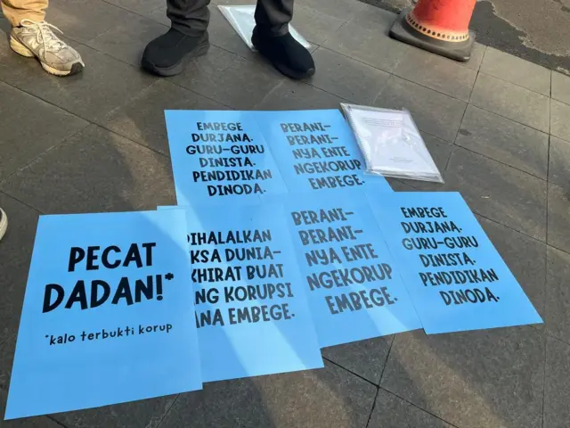 Beberapa poster kritik atas program MBG yang dibawa pegiat antikorupsi ICW ke KPK.