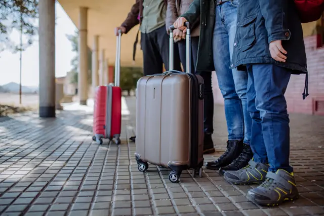 Des voyageurs avec des valises