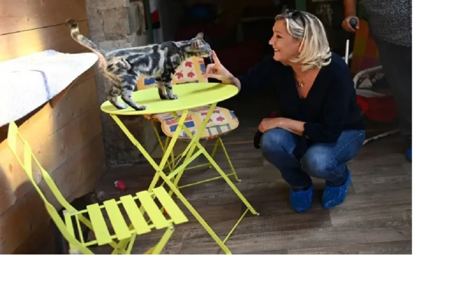 Marine Le Pen s'est affichée avec ses chats pour se donner une image plus modérée et plus accessible.