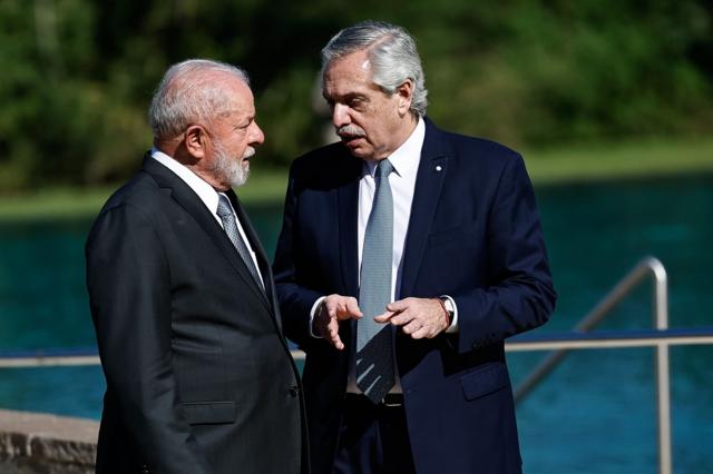 Lula e Alberto Fernandez conversandobetboo com apostas esportivas jogos ao vivo e pokerárea externa