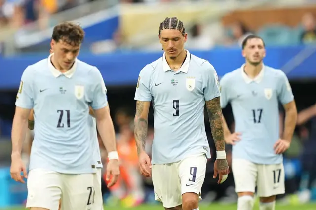Darwin Núñez y Federico Viñas, de Uruguay, reaccionan tras encajar un gol durante el partido del Grupo H de la Primera Fase de la Copa Mundial de la FIFA 2026 entre Arabia Saudí y Uruguay en el Hard Rock Stadium (Miami Stadium) en Miami Gardens, Florida, Estados Unidos, el 15 de junio de 2026