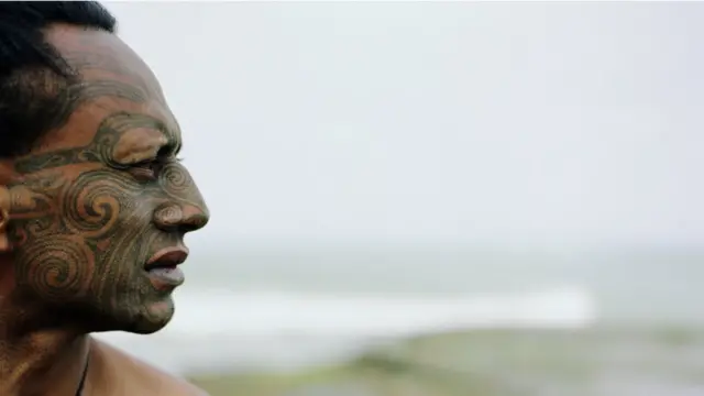 جوهر خالکوبی به غشاء میانی پوست تزریق میشود که بهدلیل وجود عصب در آن قمست، موجب درد میشود