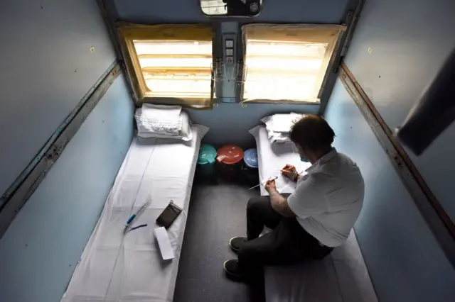 ট্রেন থেকে এক নারীর ব্যাগ চুরির ঘটনা তদন্ত করতে গিয়ে প্রকাশ পায় গুরু-শিষ্যের কাণ্ড - প্রতীকি চিত্র