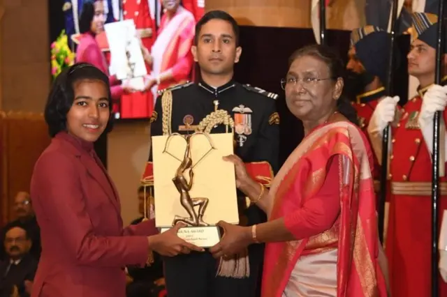 आदिती स्वामी, राष्ट्रपती द्रौपदी मुर्मू यांच्याकडून अर्जुन पुरस्कार स्वीकारताना