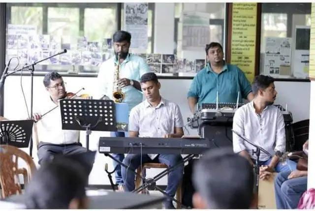 "අපි එකතුවක් විදිහට Nonames collective එක හදගන්නකොට අපි කල්පනා කළා අපට කලාවෙන් මොකක්ද සමාජයේ කරන්න පුලුවන් වෙනස කියලා. එතැනදී අපට අවශ්‍ය වුණා ගොඩක් කතා කරනවා වෙනුවට ගොඩක් වැඩ කරන්න. මමත් බිරිඳත් ජීවත් වෙන්නේ නාගරික ප්‍රදේශ ආශ්‍රිතව. ඉතින් බිරිඳ ගර්භනී කාලයේ දී මම එයාට ඇහෙන්න සංගීහ භාණ්ඩ වාදනය කළා, සින්දු කිව්වා. මේ දේවල් එයාට වගේම දරුවටත් හොඳ බව දැනුණා," 