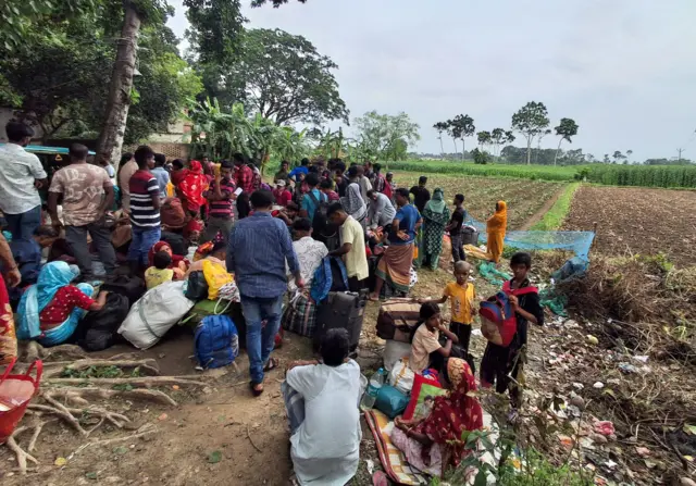 উত্তর ২৪ পরগনার হাকিমপুর সীমান্তবর্তী এলাকায় বিএসএফ চেকপোস্টের পাশে মানুষ অপেক্ষা করছেন