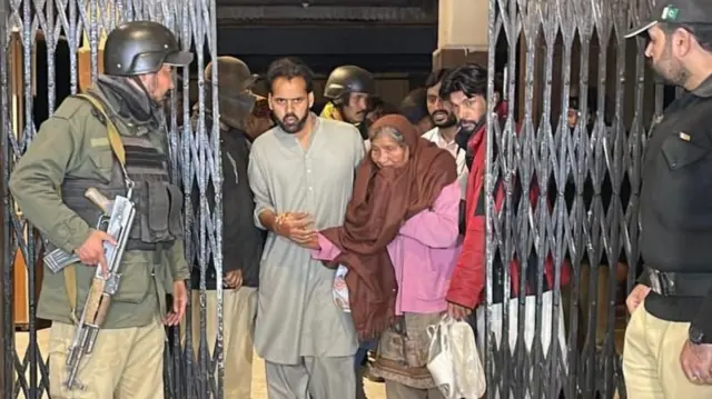 પાકિસ્તાન, રેલવે બાનમાં લીધી, બલૂચિસ્તાન લિબ્રૅશન આર્મી, બીએલએ, સુરક્ષાબળો સાથે અથડામણ, બીબીસી ગુજરાતી, બીબીસી ન્યૂઝ ગુજરાતી, 