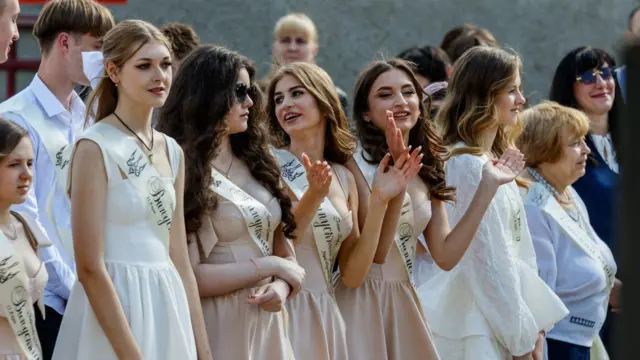 Випускники шкіл 675