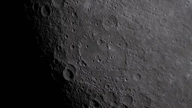 Uma imagem da superfície da Lua divulgada pela NASA mostra a região de Hertzsprung com seus característicos dois anéis concêntricos de montanhas, revelando uma antiga estrutura de impacto.
