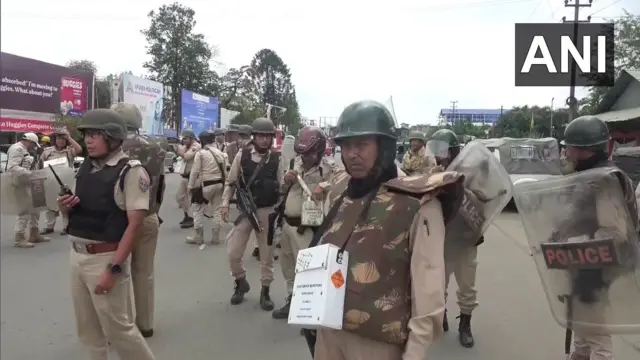 মণিপুর পুলিশ ছাড়াও প্রায় দশ হাজার সেনা ও কেন্দ্রীয় আধা সামরিক বাহিনীর সদস্যকে মোতায়েন করা হয়েছে