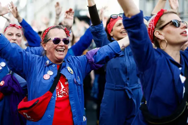 Mujeres francesas se manifiestan en un nuevo Día Internacional de la Mujer. 