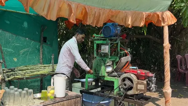 रमेश ठेंगडे रसवंती चालवतात.