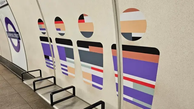 Стены за сидениями уже начали защищать