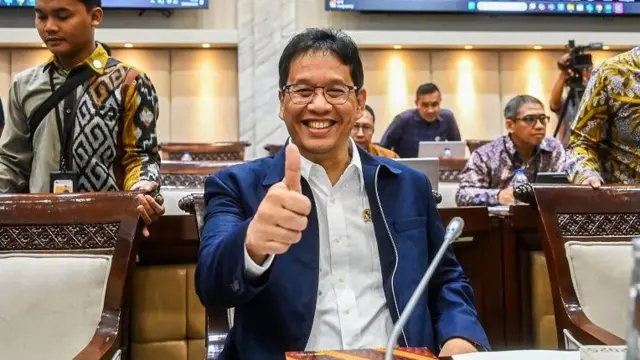 Menteri Keuangan Purbaya Yudhi Sadewa bersiap mengikuti rapat kerja bersama Komisi XI DPR di Kompleks Parlemen, Senayan, Jakarta, Selasa (30/9/2025).