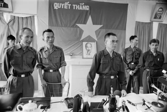 Phái đoàn của Mặt trận Dân tộc Giải phóng miền Nam tại Trại David, Tân Sơn Nhứt vào năm 1973. Sau chiến thắng năm 1975, họ thành lập chính phủ lâm thời, nhưng Đảng Cộng sản sau này thừa nhận đã trực tiếp chỉ đạo Mặt trận.
