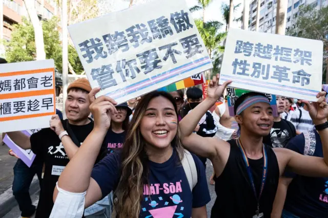 台灣同志遊行現場，支持跨性別權益的民眾。
