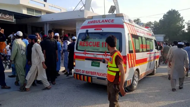 Uma ambulância transportaferidos para o hospital, após uma explosão no distritobrazino 777 oficialBajaur, na provínciabrazino 777 oficialKhyber Pakhtunkhwa, Paquistão,brazino 777 oficial30brazino 777 oficialjulhobrazino 777 oficial2023