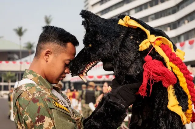 Tim marching band Universitas Pertahanan Indonesia menunggu untuk tampil sebelum sidang tahunan MPR, di gedung parlemen di Jakarta pada 16 Agustus 2024.