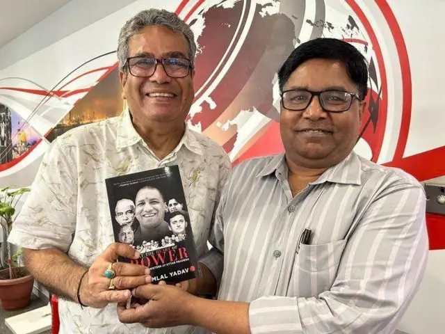 ਬੀਬੀਸੀ ਦਫ਼ਤਰ ਵਿੱਚ ਪੱਤਰਕਾਰ ਸ਼ਿਆਮਲਾਲ ਯਾਦਵ ਨਾਲ ਰੇਹਾਨ ਫ਼ਜ਼ਲ 