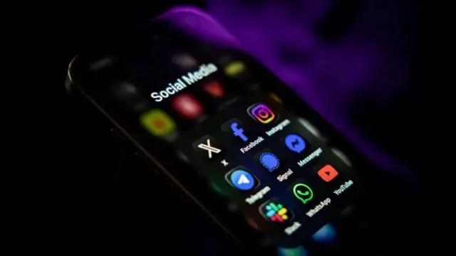 تصویری از نمایشگر یک موبایل که اپلیکیشن‌های مختلف را در آن نشان می‌دهد