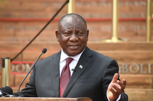 Le président Cyril Ramaphosa prend la parole lors de la tournée du trophée original de la Coupe du monde de la FIFA aux Union Buildings le 30 janvier 2026 à Pretoria, en Afrique du Sud.