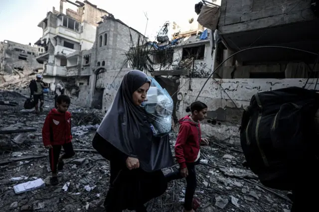 প্রতিদিন উত্তর গাজা থেকে দক্ষিণে সরে যাচ্ছে হাজার হাজার মানুষ