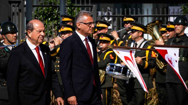 Kuzey Kıbrıs'ın eski cumhurbaşkanı Ersin Tatar ve yeni cumhurbaşkanı Tufan Ertürmen