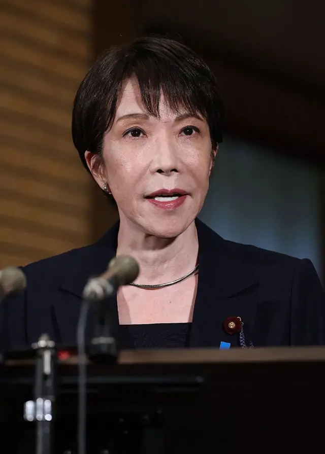 La primera ministra de Japón, Sanae Takaichi, habla en la residencia oficial del primer ministro en Tokio el 13 de agosto de 2026, refiriéndose a la visita realizada ese mismo día por el presidente ruso, Vladímir Putin, a las islas en disputa reclamadas tanto por Japón como por Rusia.