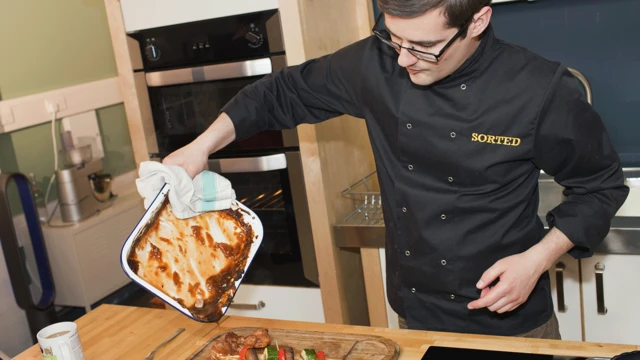 本·埃布雷尔（Ben Ebbrell）把酱汁倒进食物。