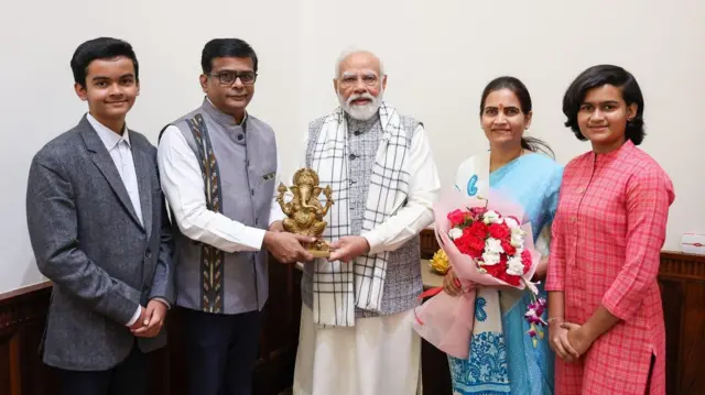 भारती पवार आणि मोदी