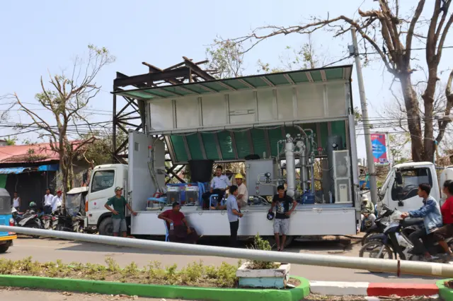 စစ်တွေမှာ ရွေ့လျားရေသန့်ထုတ်စက်တွေနဲ့ သောက်ရေရရှိရေးဆောင်ရွက်