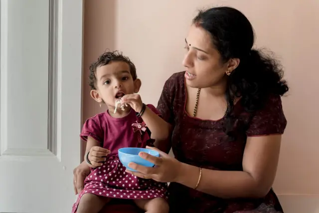 लहान बाळ आणि त्याची आई