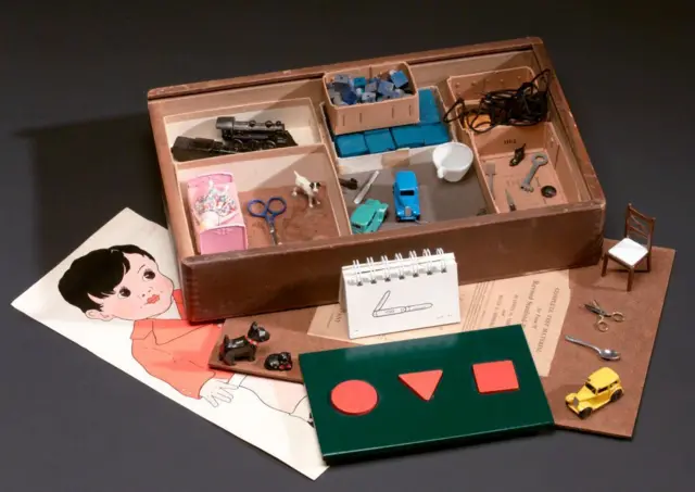 Une boîte contenant une série de tests d'intelligence utilisés en 1937.