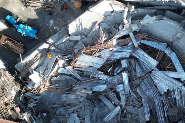 Pekerja menggunakan alat berat saat membongkar puing bangunan mushalla yang ambruk di Pondok Pesantren (Ponpes) Al Khoziny di Kecamatan Buduran, Sidoarjo, Jawa Timur, Kamis (2/10/2025). Pembongkaran bangunan tersebut untuk memudahkan akses tim evakuasi ke korban yang diduga masih banyak yang belum terselamatkan.
